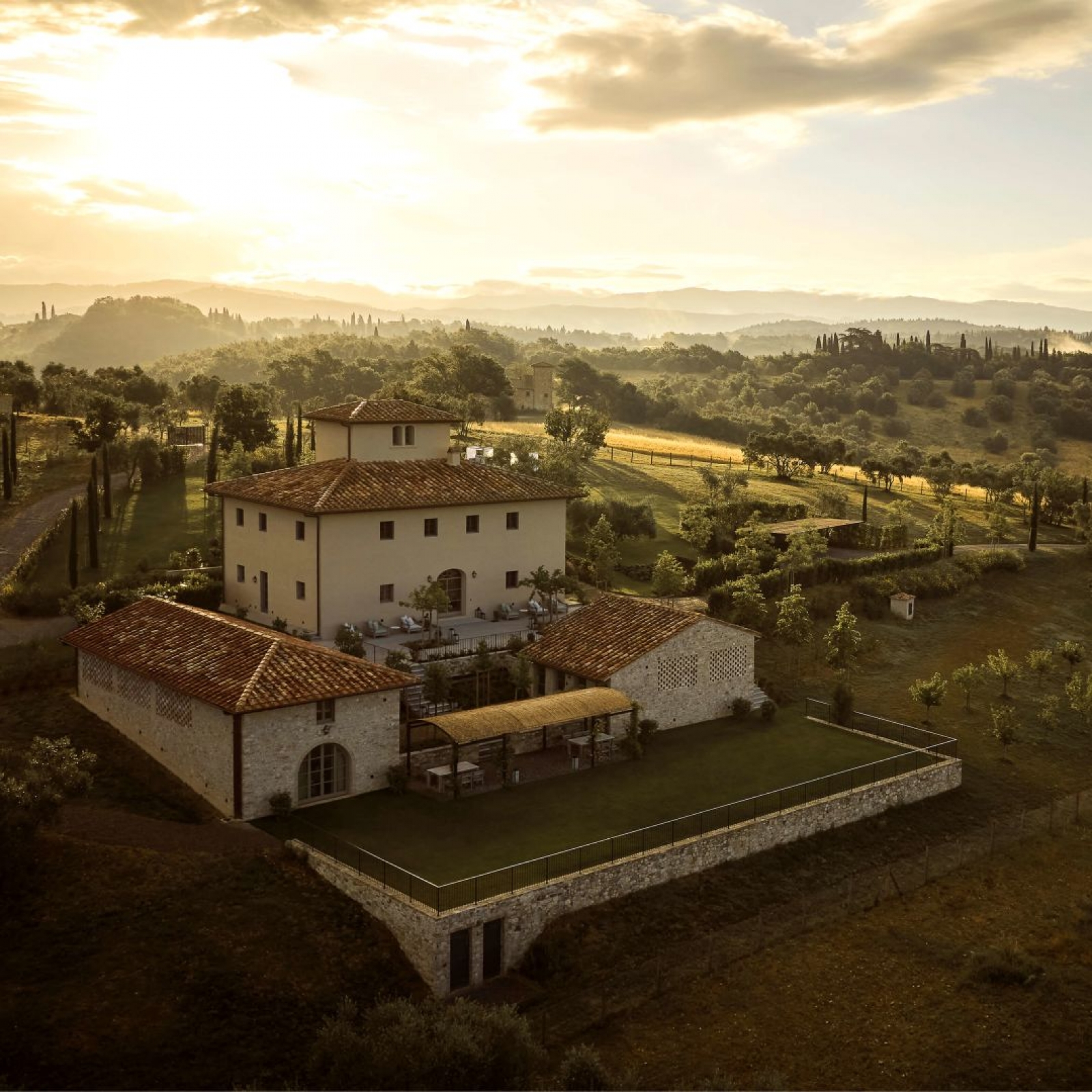  22 Nisan 2026,Çarşamba Istanbul – Bologna – COMO Castello Del Nero|*|23 Nisan 2026,Perşembe COMO Castello Del Nero|*|24 Nisan 2026,Cuma Fattoria Casa Emma  |*|25 Nisan 2026,Cumartesi Siena  |*|26 Nisan 2025,Pazar COMO Castello Del Nero – Bologna - Istanbul